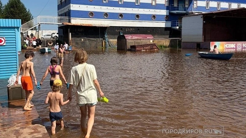 В Кирове затопило пляж у Титаника: фоторепортаж

"Рядом с "Титаником" все плавает. Даже деревянные м