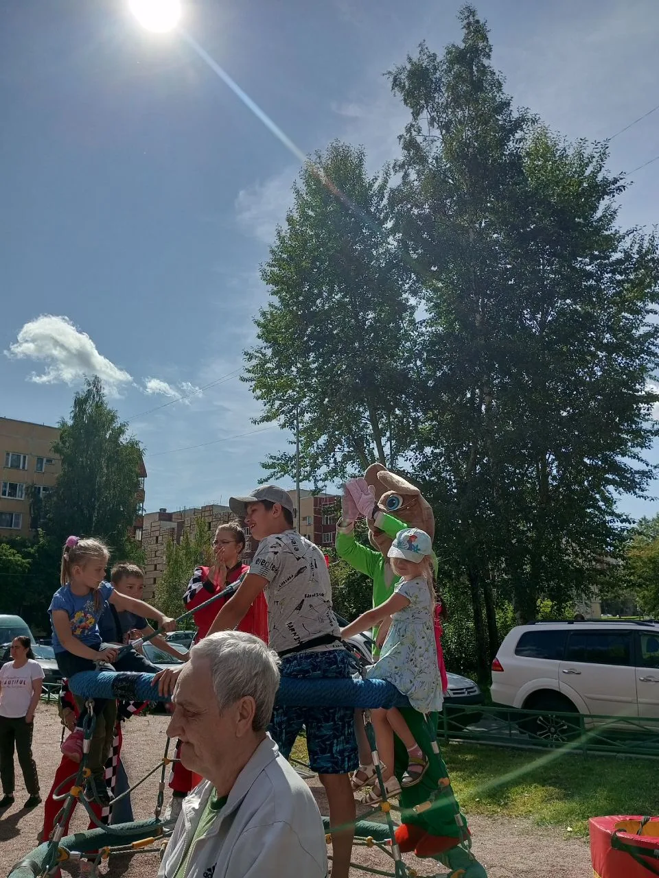 5 июня — празднуем лето 🥳

Когда во дворы нашего района приходит лето, то обязательно устраивает на