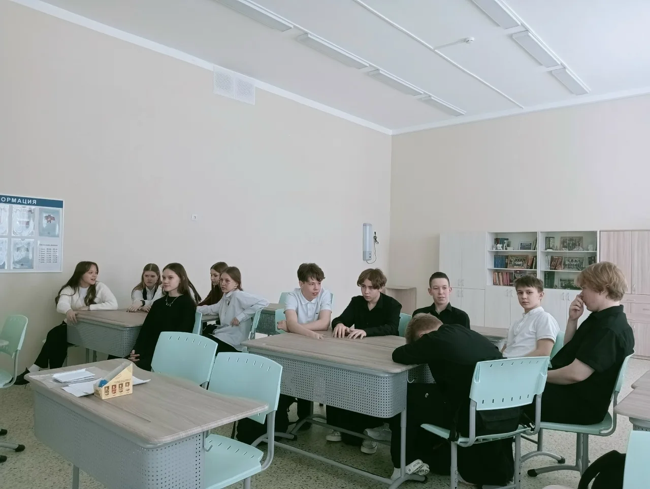 🇷🇺 Сотрудники Центральной библиотеки им. В. В. Юхнина провели для учащихся 9 «д» класса МБОУ «СОШ»