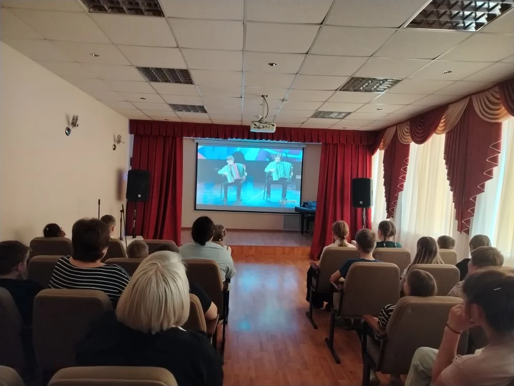 В  Сорокинской детской школе искусств состоялась прямая  трансляция концерта учащиеся средней школы 