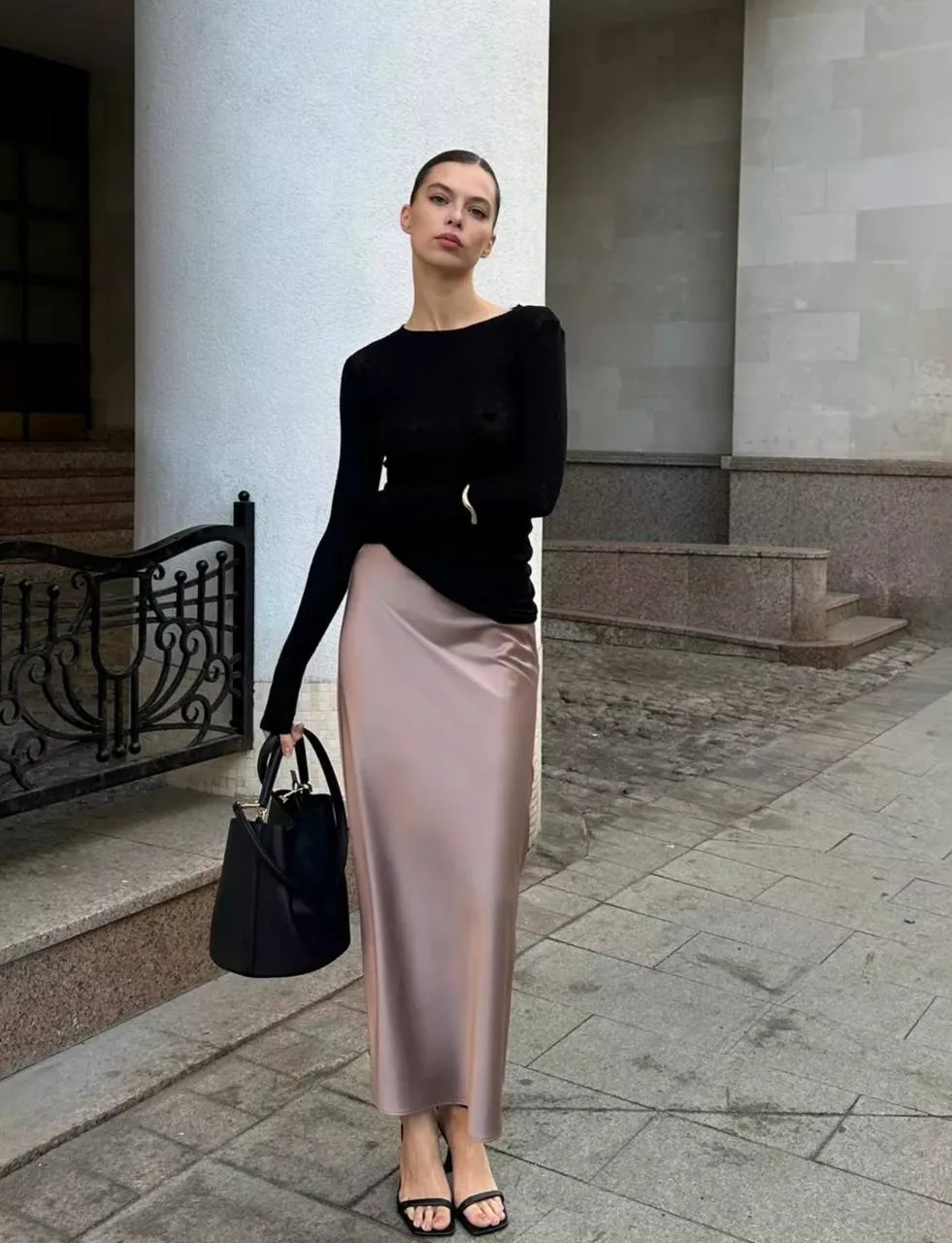 Шикарный look с Wb 👜

забирай себе✨
🤍 юбка 
🤍 лонгслив 
🤍 сумка 
🤍 босоножки