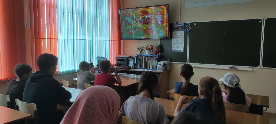 Сегодняшний день в МБОУ "Малояушская СОШ" начался с бодрой и дружной зарядки, которая зарядила всех 