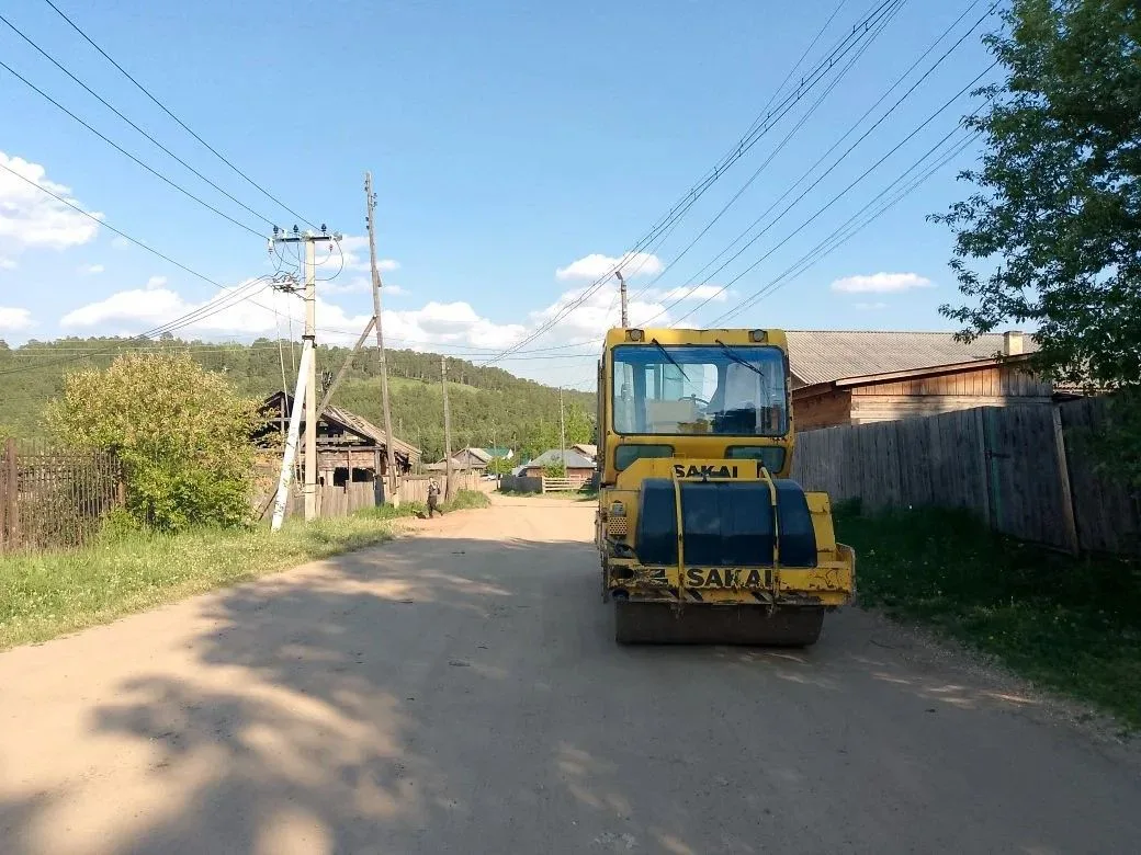 🚜Для обеспечения дорожному полотну большей долговечности, идёт трамбование покрытия автодороги по у