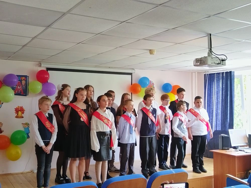 Вот и прозвенел Последний звонок для наших самых юных учеников! 🔔 Сегодня для ребят из 4-х классов 