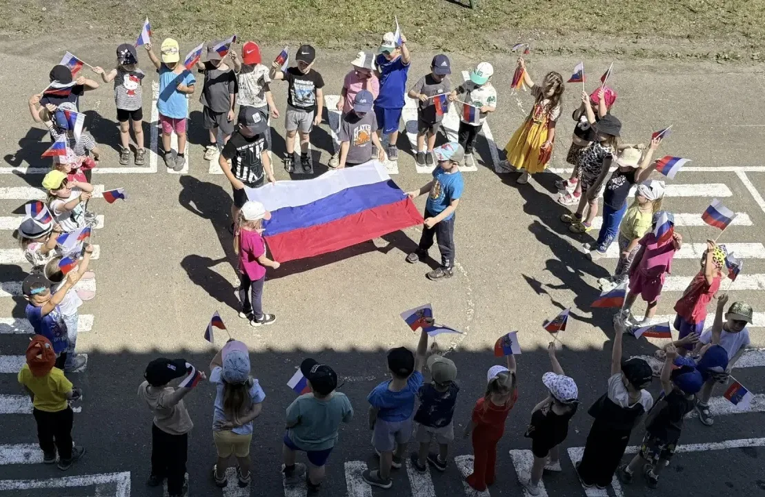 🇷🇺 Мы — будущее России!

Воспитанники средней и старшей групп нашего детского сада приняли участие
