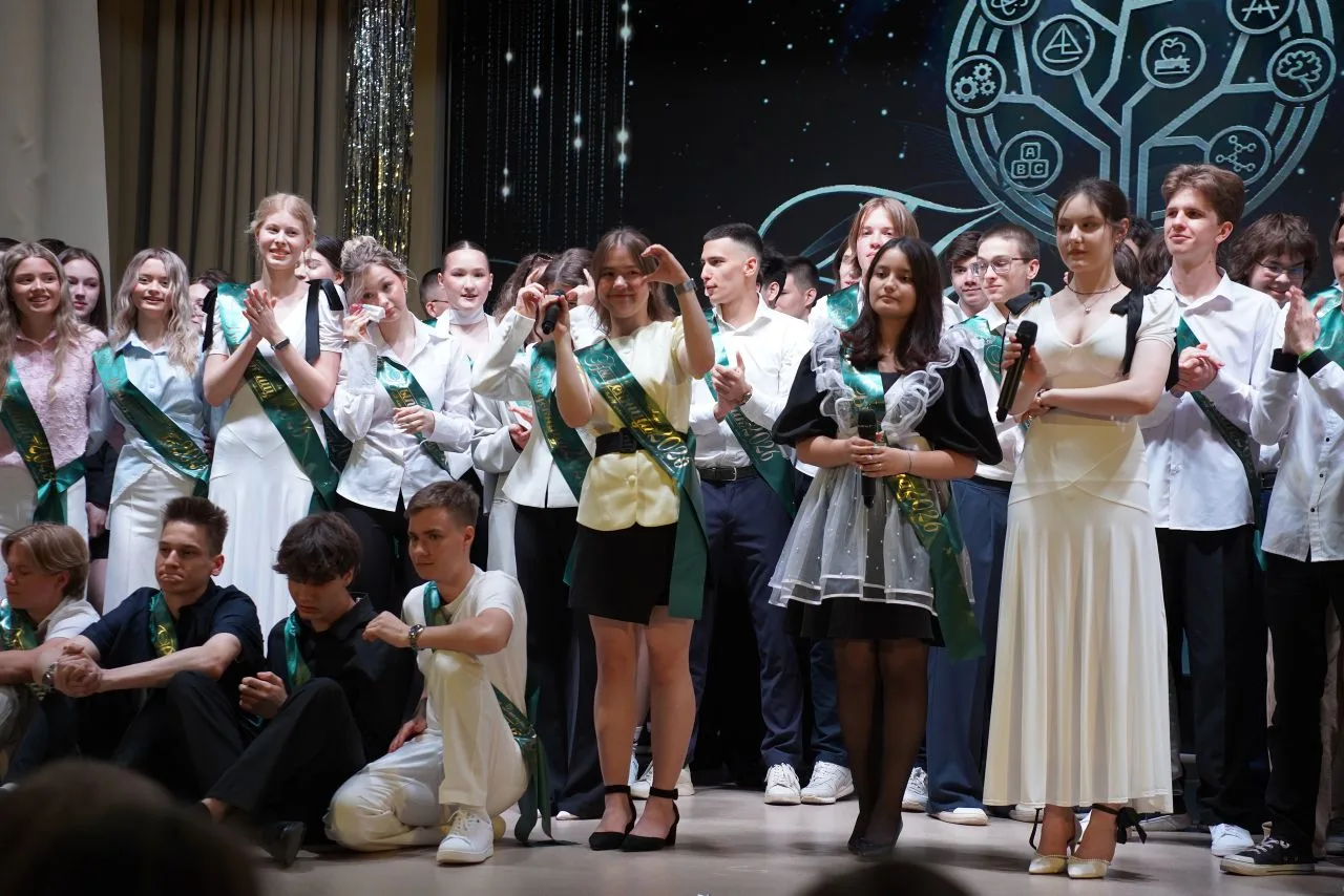 🎊 В школе прозвучали 
 последние звонки для выпускников 4-х, 9-х и 11-х классов!
Делимся счастливым