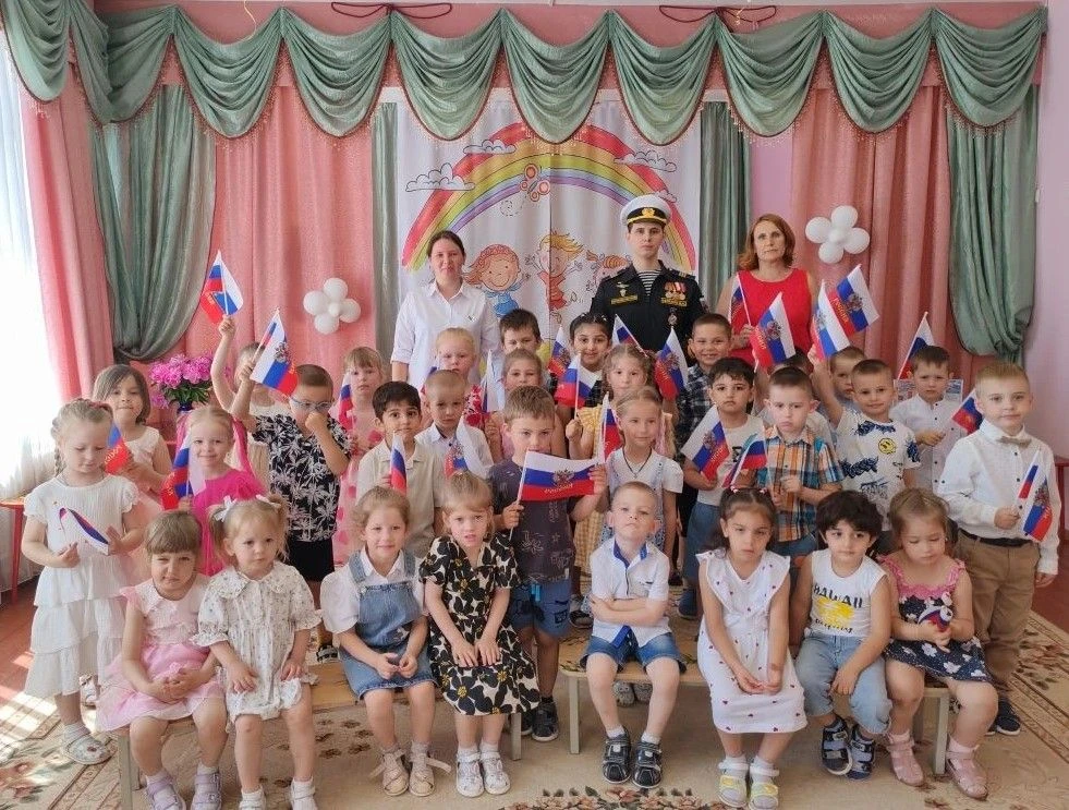 Нам праздники для радости даны,
Мы знаем их немало, самых разных,
Но день России, день родной страны