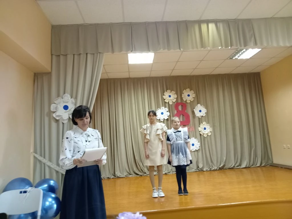 🤗6 марта школа наполнилась музыкой, танцами и улыбками — здесь прошёл праздничный концерт, посвящён