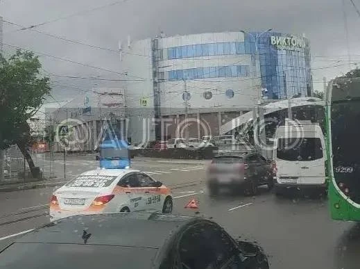 На Киевской бусик с легковушкой зацепились, уже оформляются.

Подпишись на нас 👇