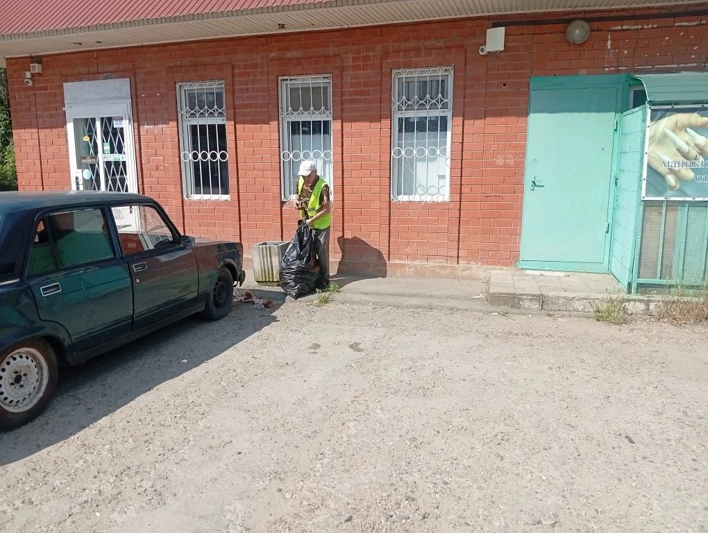 Сотрудники учреждения МАУ "Сервис" проводят комплекс мероприятий по содержанию остановочных павильон