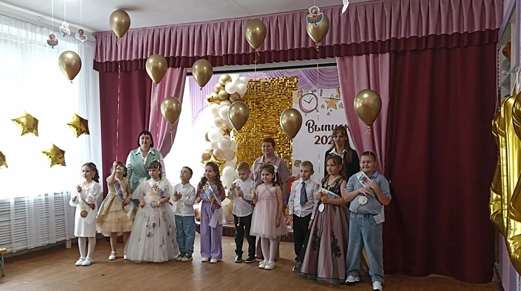 Уходят дети школьною дорогой,
Но остаётся в них частица нас!
От сада детского до школьного порога
Их