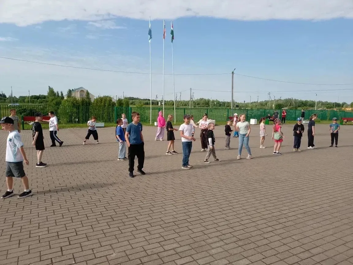 🇷🇺 4 июня.
 Ребята начали утро с танцевального флешмоба. 🕺🕺Наши помощники, учащиеся 6 - ых класс