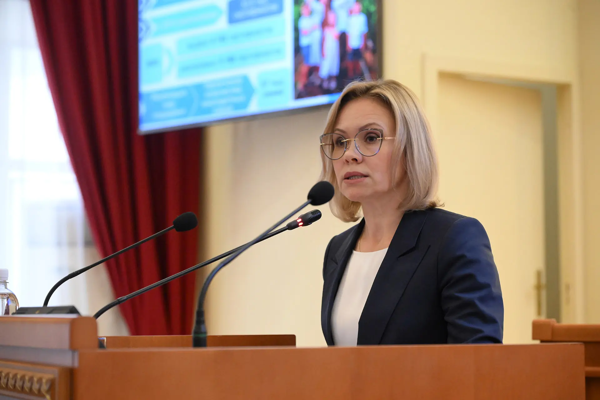Продолжается работа по совершенствованию системы социальной поддержки многодетных семей.
 
На очеред