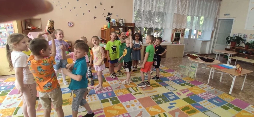 Беседа в подготовительной группе "Белочка", посвящённая" Дню России."