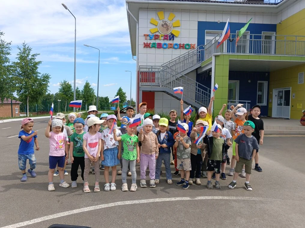 Сегодня, в преддверии великого праздника – Дня России, наши воспитанники из младшей и средней групп 