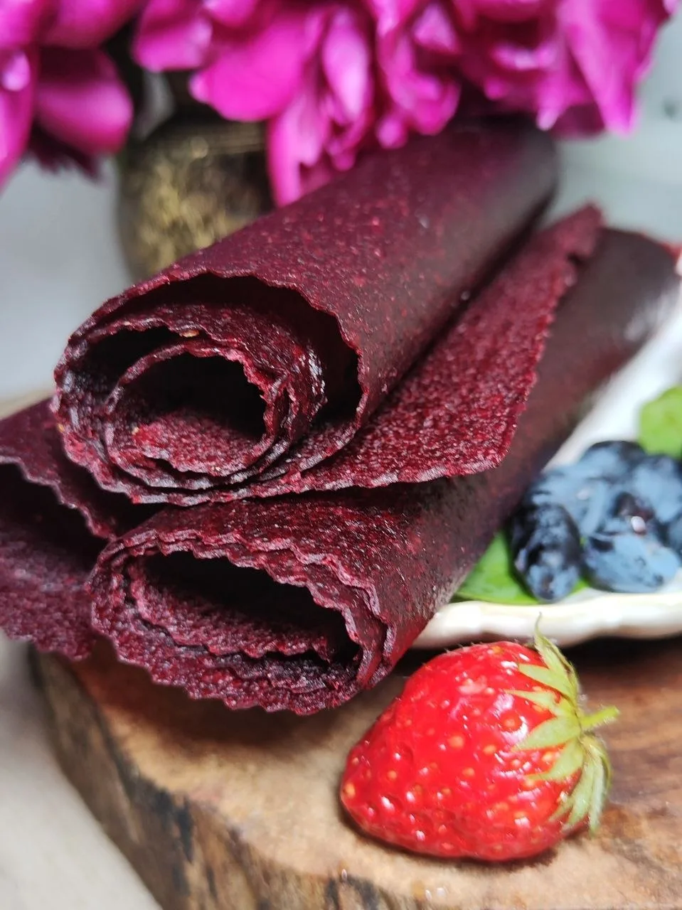 🍓🫐 Пастила клубника/жимолость

Насыщенно ягодный вкус и лёгкая кислинка. Мягче клубничной, но глуб
