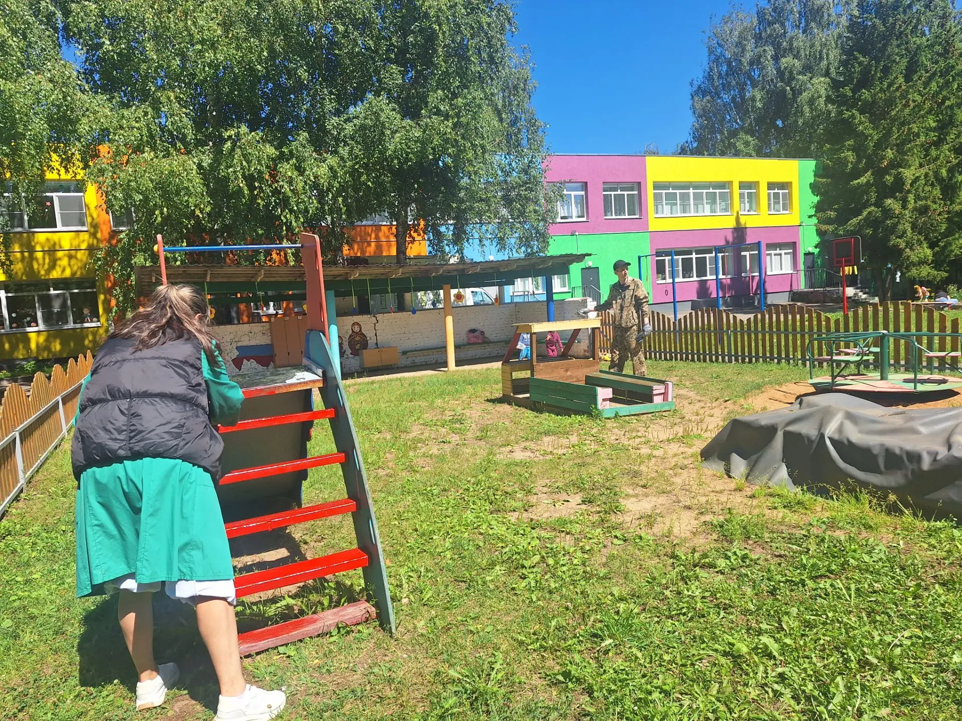 🙋‍♀️☀️Прошла неделя, в Скворушке скоро будет готов новенький фасад!
Сегодня приступили к замене лив