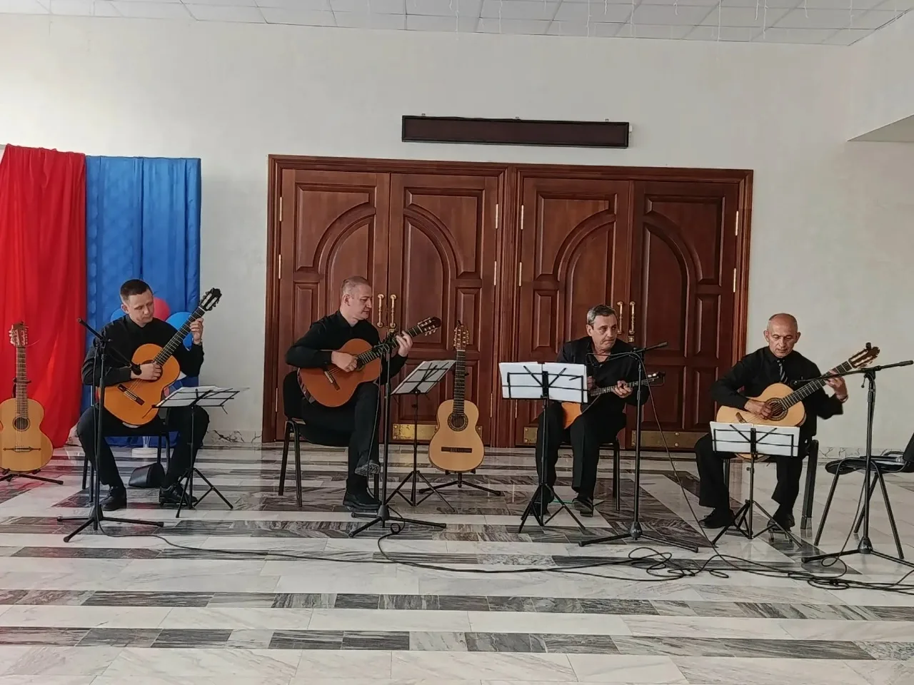 🎶 «Белгородское лето» звучит по-особенному! 🎶

В фойе нашего Центра культурного развития сегодня ц