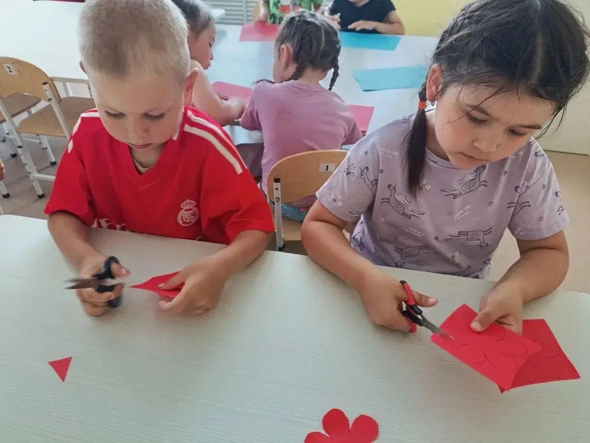 Наши маленькие патриоты! 🌟

В преддверии Дня России ребята старшей группы создали свою коллективную