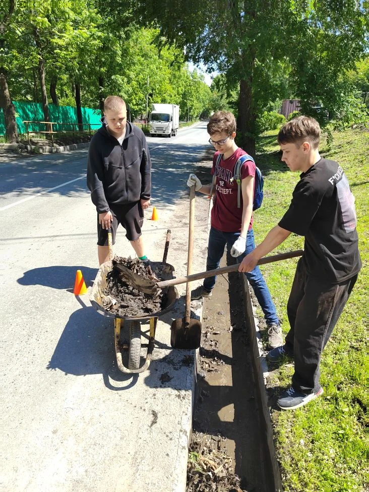 Ремонтная бригада. 

⚒С 1 по 11 июня в школе трудятся подростки в  первой смене ремонтной бригады.

