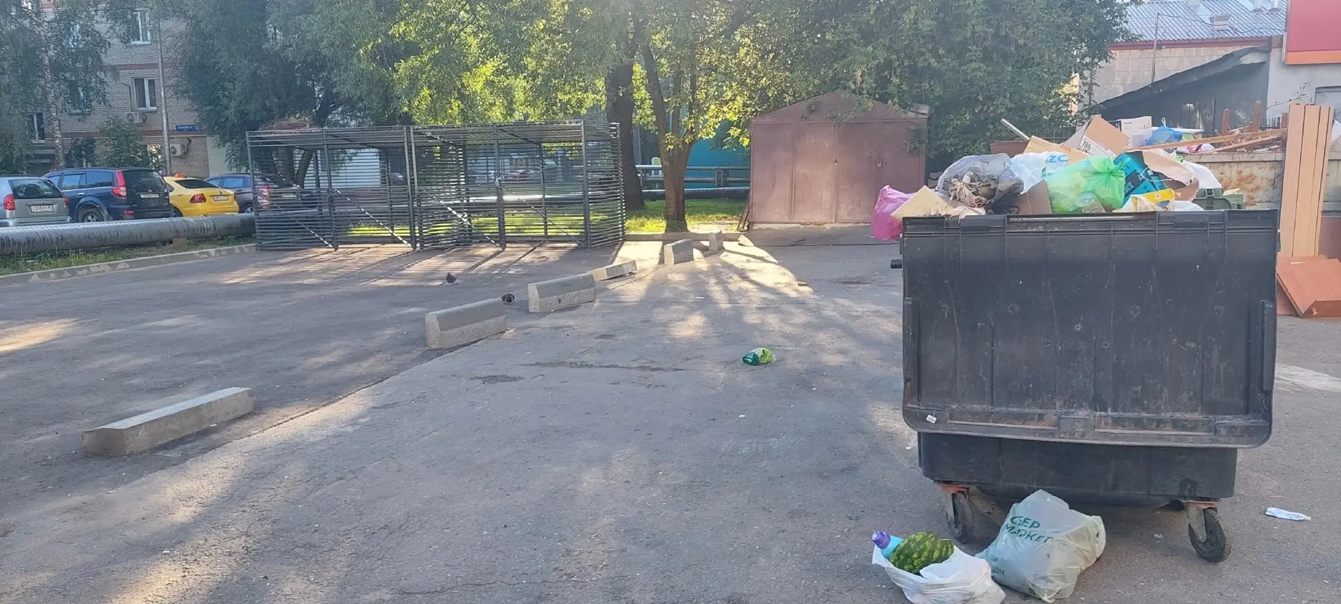 На Первомайской д.5 место для сбора мусора сделали полгода назад,но бордюры не убрали,и мусор до сих