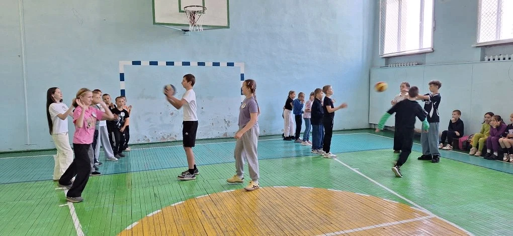 Яркие улыбки, звонкий смех и море энергии — именно так проходит каждый день в нашем летнем пришкольн
