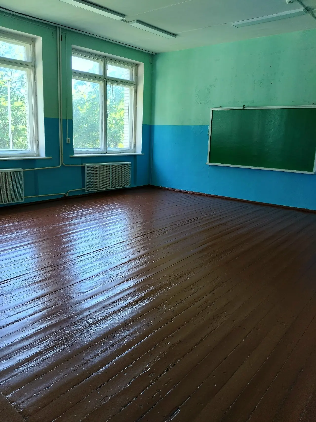 Середина лета. Кажется, ещё далеко до 1 сентября, когда снова в класс придут девчонки и мальчишки. О