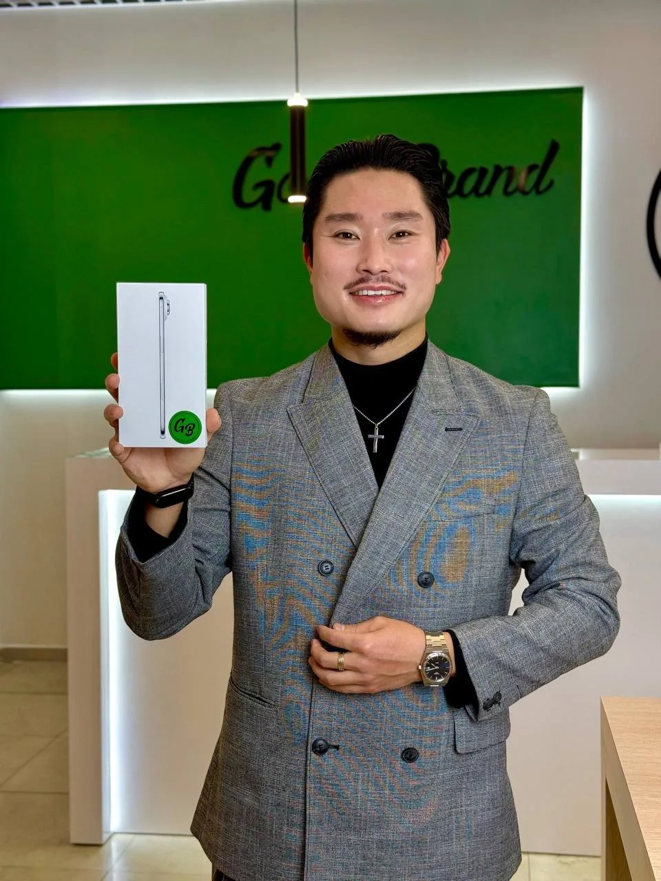 iPhone Air - ультралёгкий флагман Apple 🍏 

  - Толщина всего 5,6 мм - легче и тоньше всех моделей
