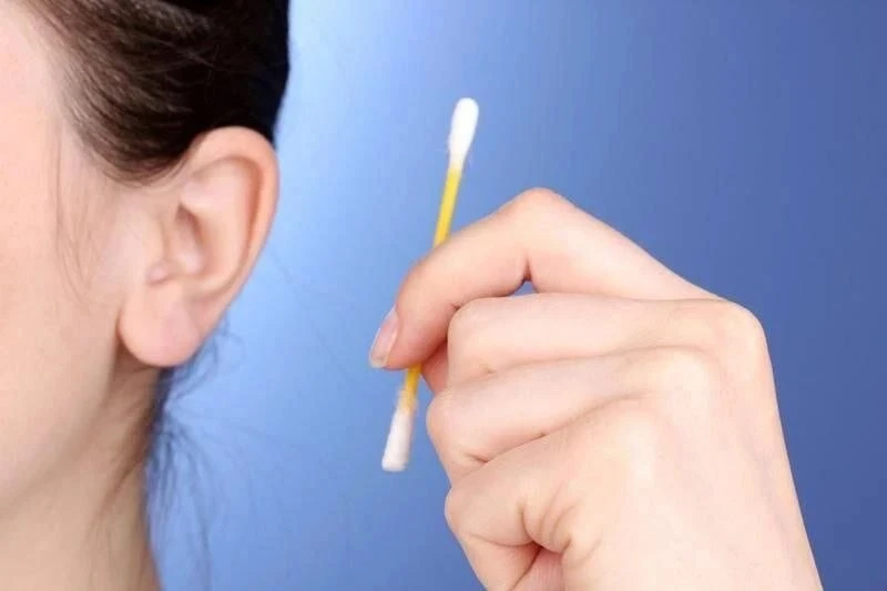 Как чистить уши? 👂

Почему в ушах скапливается сера и зачем она нужна?
Сера главным образом нужна д