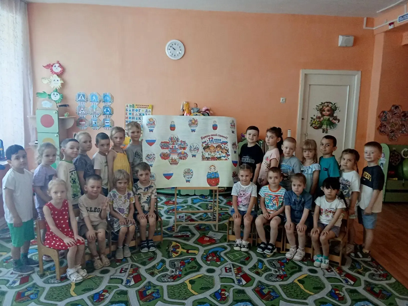 Воспитанники группы "Рябинка" поздравляют  всех с Днём России.🇷🇺                
Мы всех сегодня с
