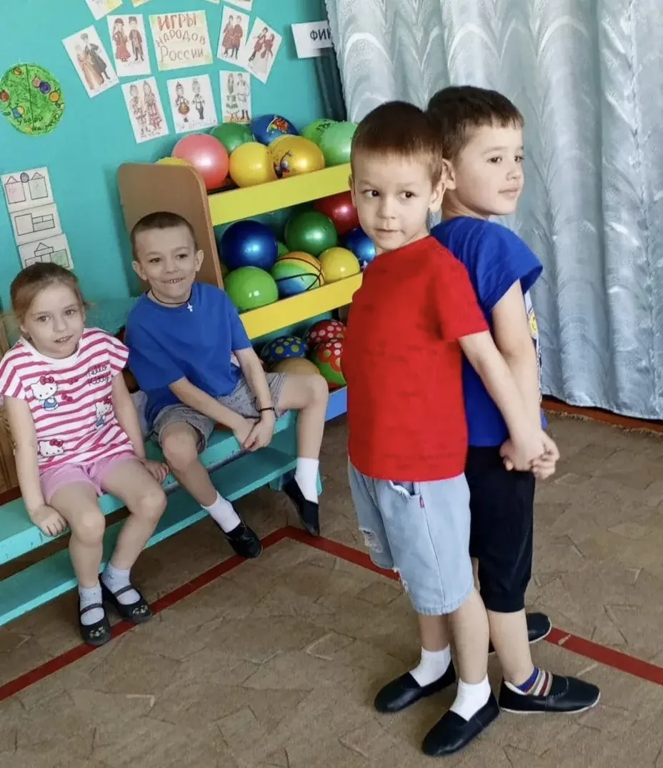 В средней группе прошло физкультурное развлечение "Если с другом вышел в путь". Ребята играли, сорев