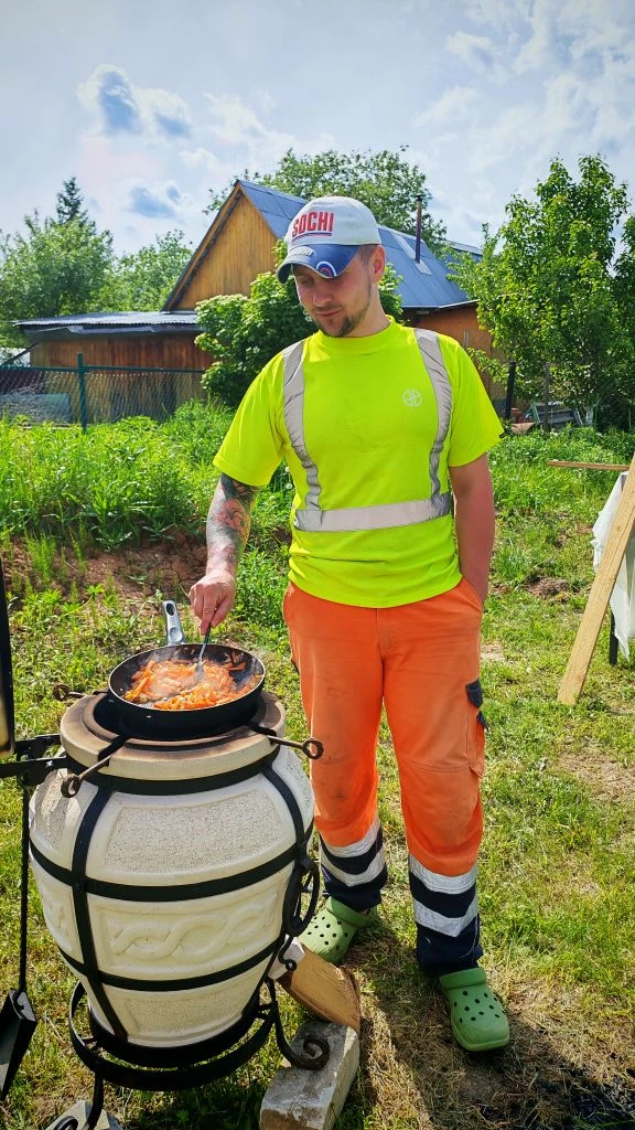 Мы с Илюшей варим суп куриный на тандыре. Так как спалили газовую горелку.