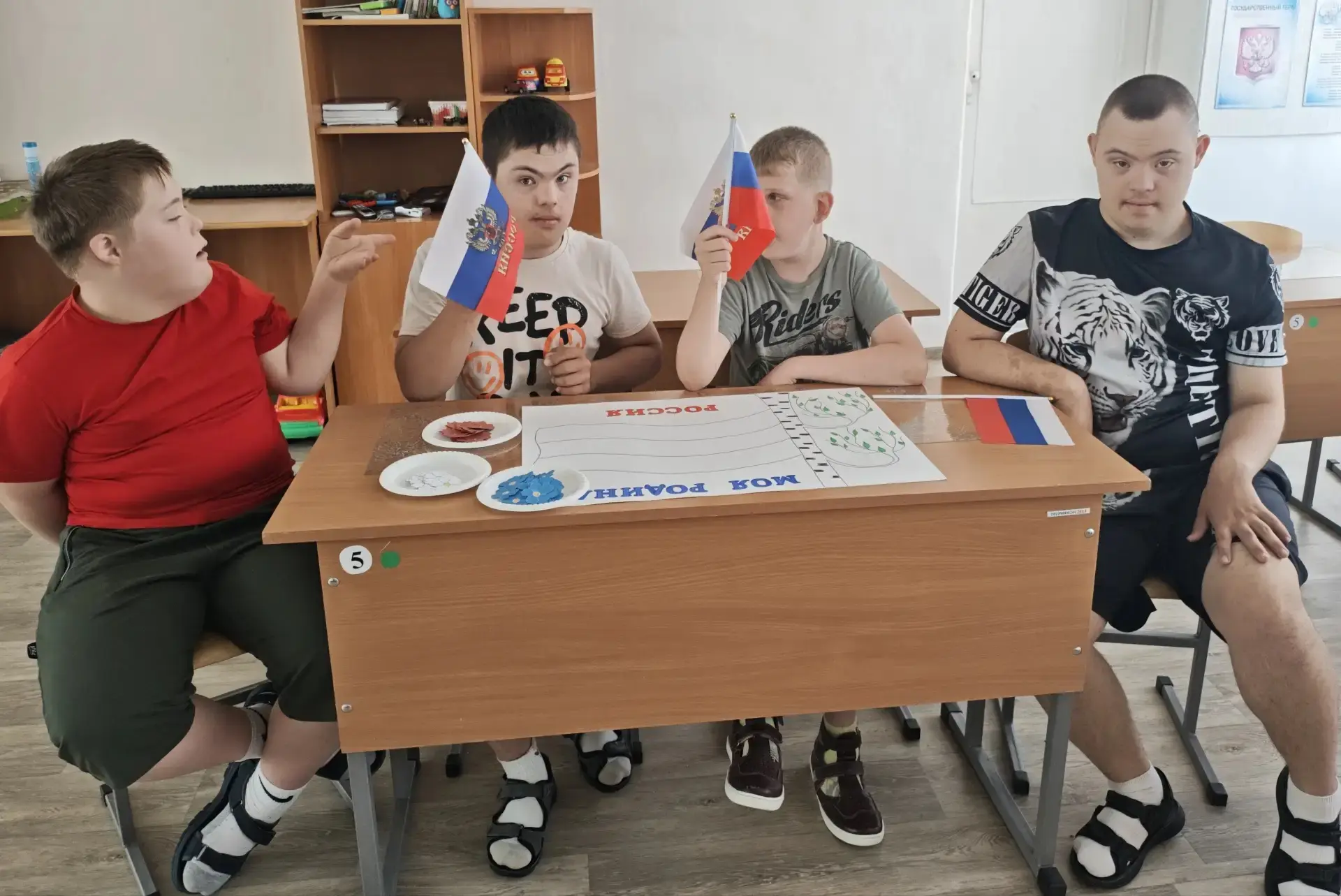Коллективная работа групп "Фантазёры" и "Непоседы", посвященная Дню России.
Такие работы позволяют д