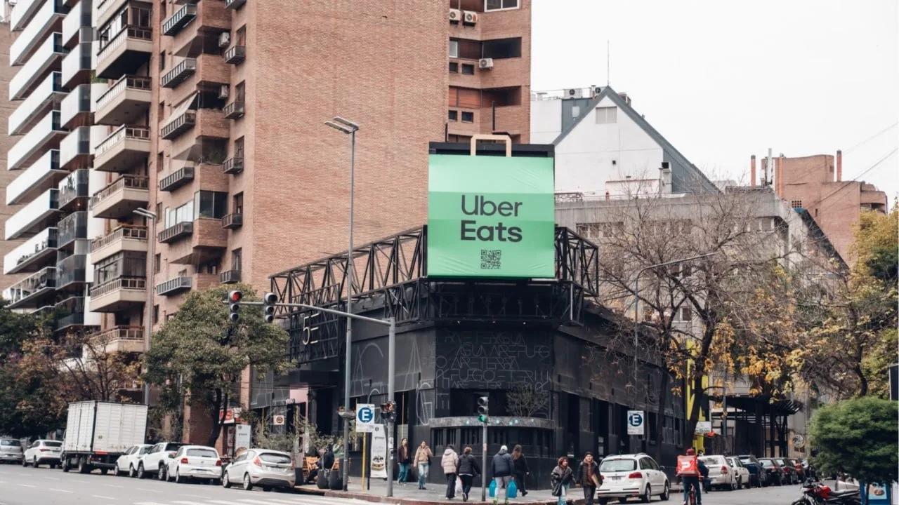 Uber Eats упаковал рестораны целого города в гигантские пакеты для доставки

Сервис Uber Eats необыч