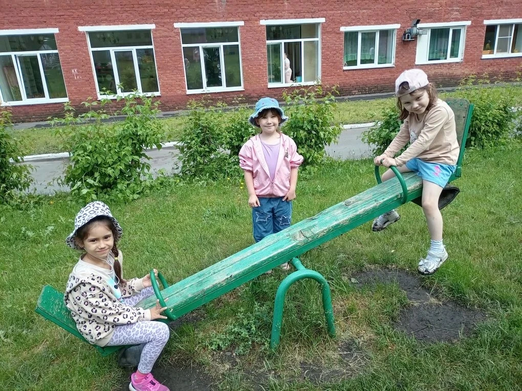Весёлая прогулка в группе "" Сибирский огонёк "