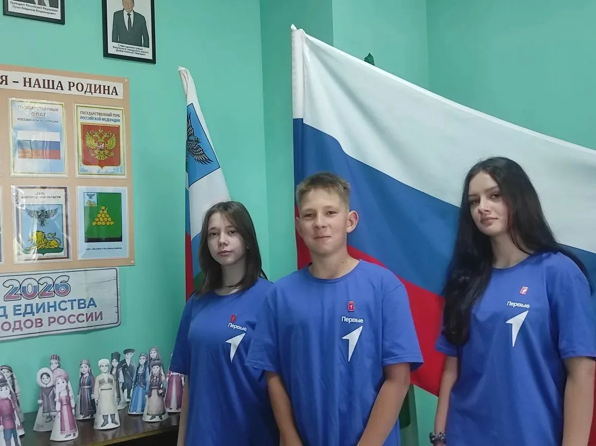 🇷🇺 Акция #ФлагиРоссии прошла в школе! 🇷🇺

 Учащиеся и учителя вместе чествовали государственный 