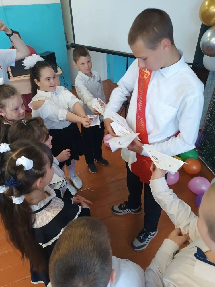 🔔 Прозвенел последний звонок!

Для многих этот звонок — символ долгожданного лета и отдыха. Но для 