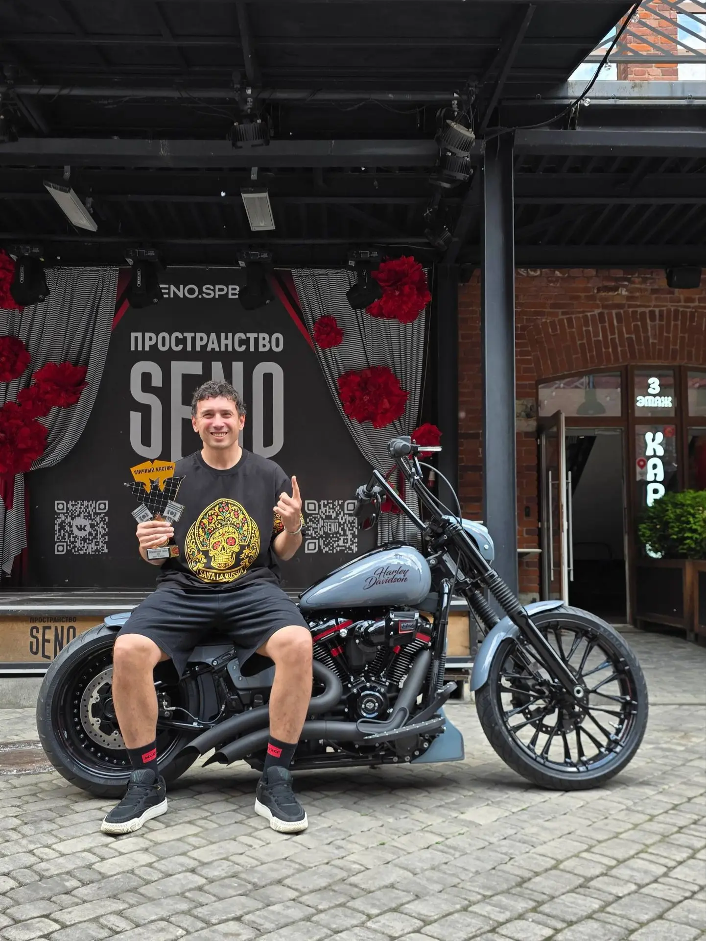 В рамках мототусовки WORTHY DAY прошла выставка кастомных мотоциклов STREET CUSTOM среди которых был