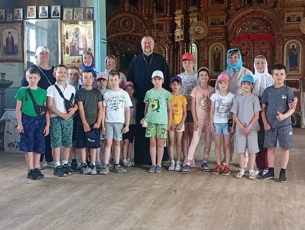 ✨День, полный открытий: экскурсия в храм и праздник ко Дню России 🌅

11 июня, в день памяти святите