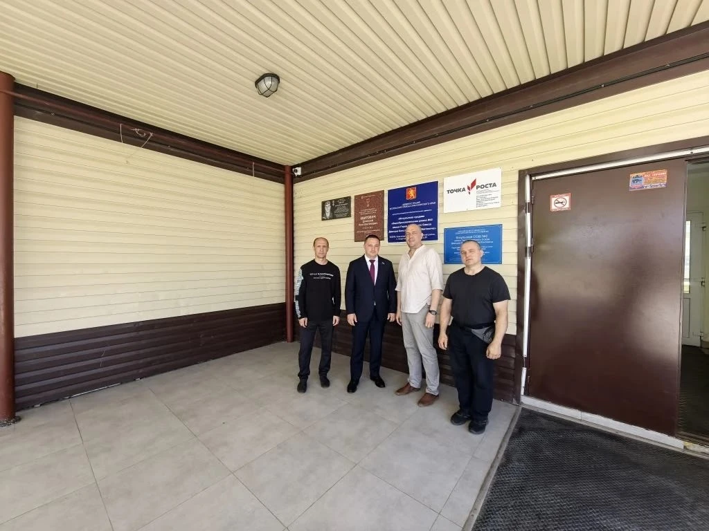 🏫В рамках региональной недели вместе с депутатами ЛДПР, главой района посетил школу в поселке Козул