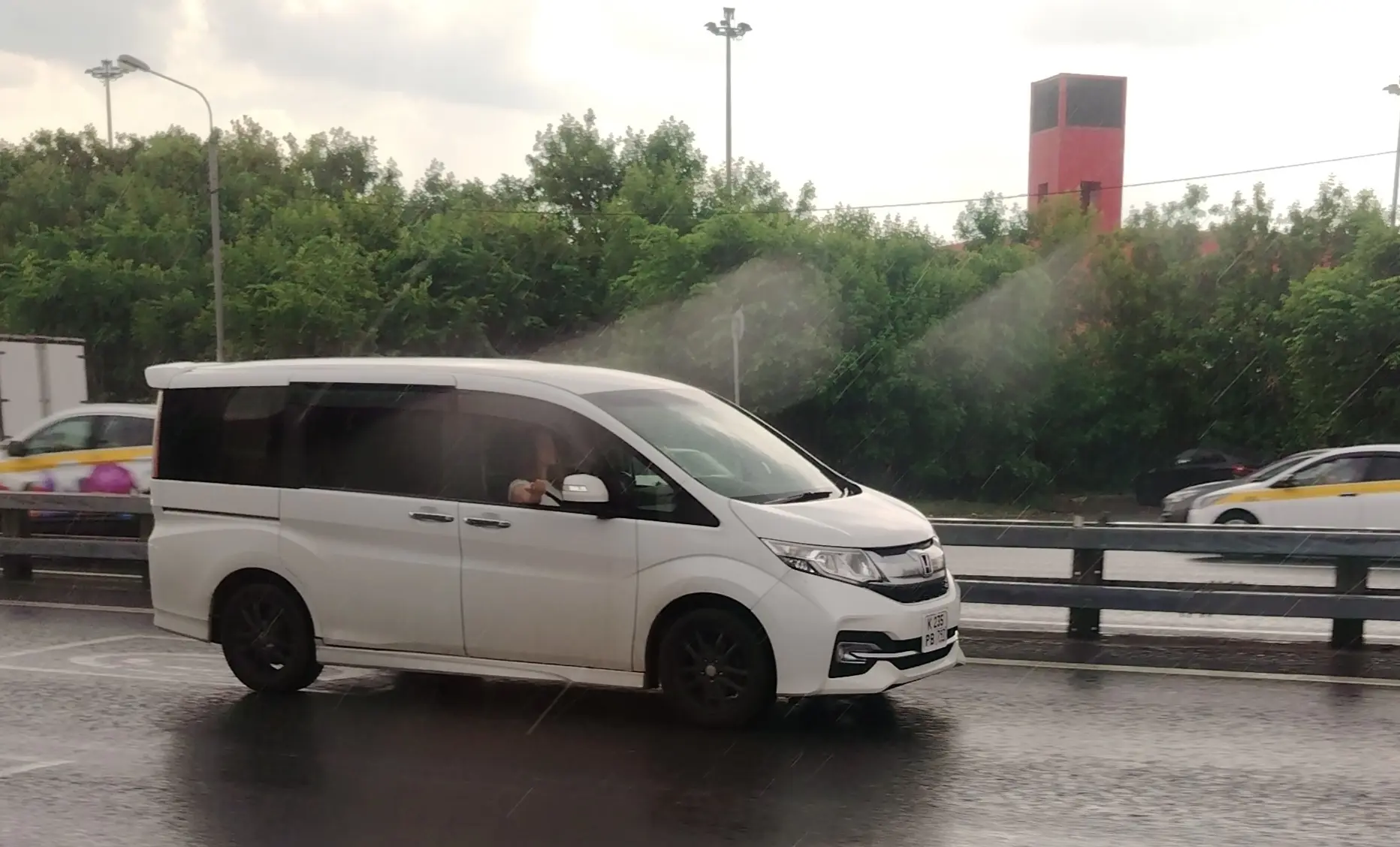 В Москве тоже встречаются праворульные машины :) Левой рукой рулит, правой набирает дождь