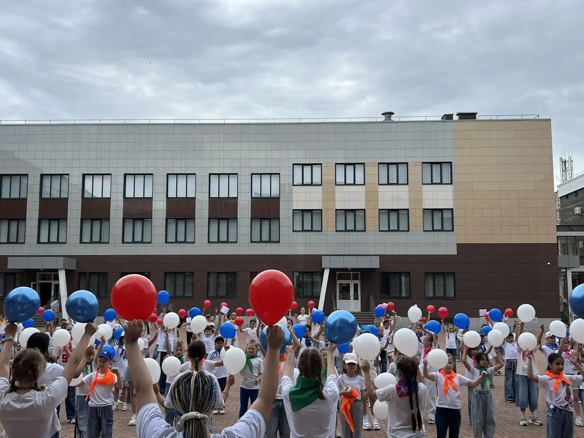 🇷🇺 День России в лагере «Яркий день»
В лагере «Яркий день» прошла торжественная линейка, посвящённ