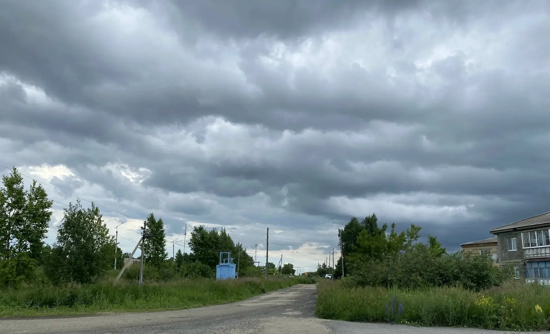 ⛈ Кажется, Чесму вот-вот накроет летний дождь. Небо затянуло плотными тучами, и воздух наполнился пр