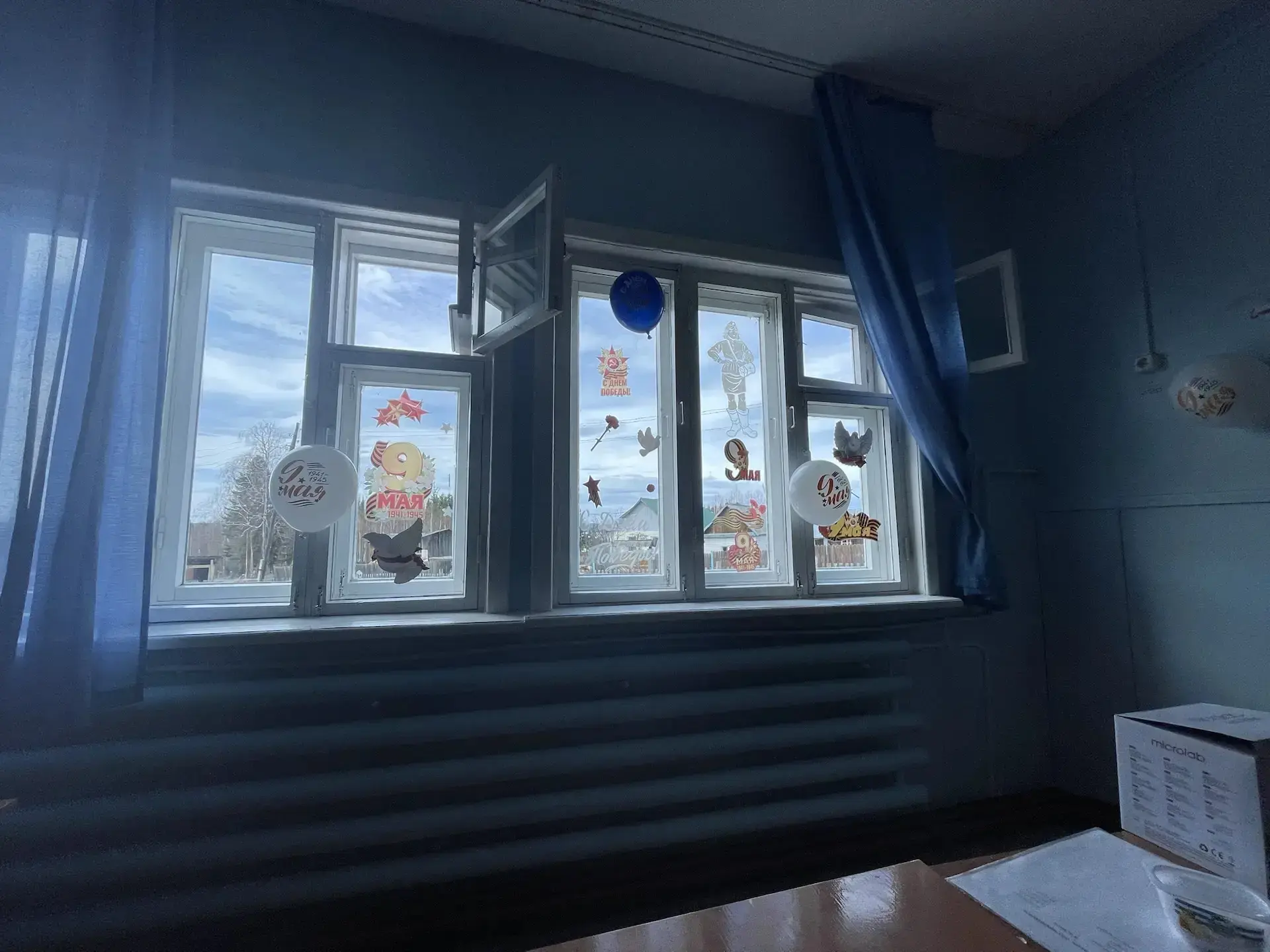 Окна Победы
Снова май — и в каждом доме светят окна в тишине,
Это — память поколений,
Это — гордость