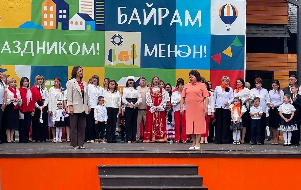 Сегодня в парке Дёмского района прошёл замечательный праздник, посвящённый сразу трём важным датам: 