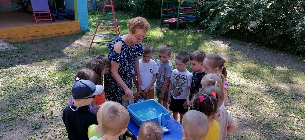 🔍День экспериментов🔍
⚗ В старшей группе "Звездочки" был проведен эксперимент по выяснению, почему 