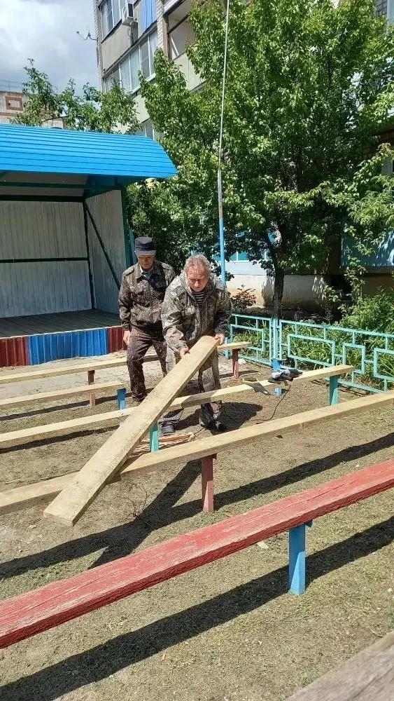 Во 2‑м микрорайоне кипит работа — жители 7‑го дома своими силами ремонтируют детскую площадку! 💪

О