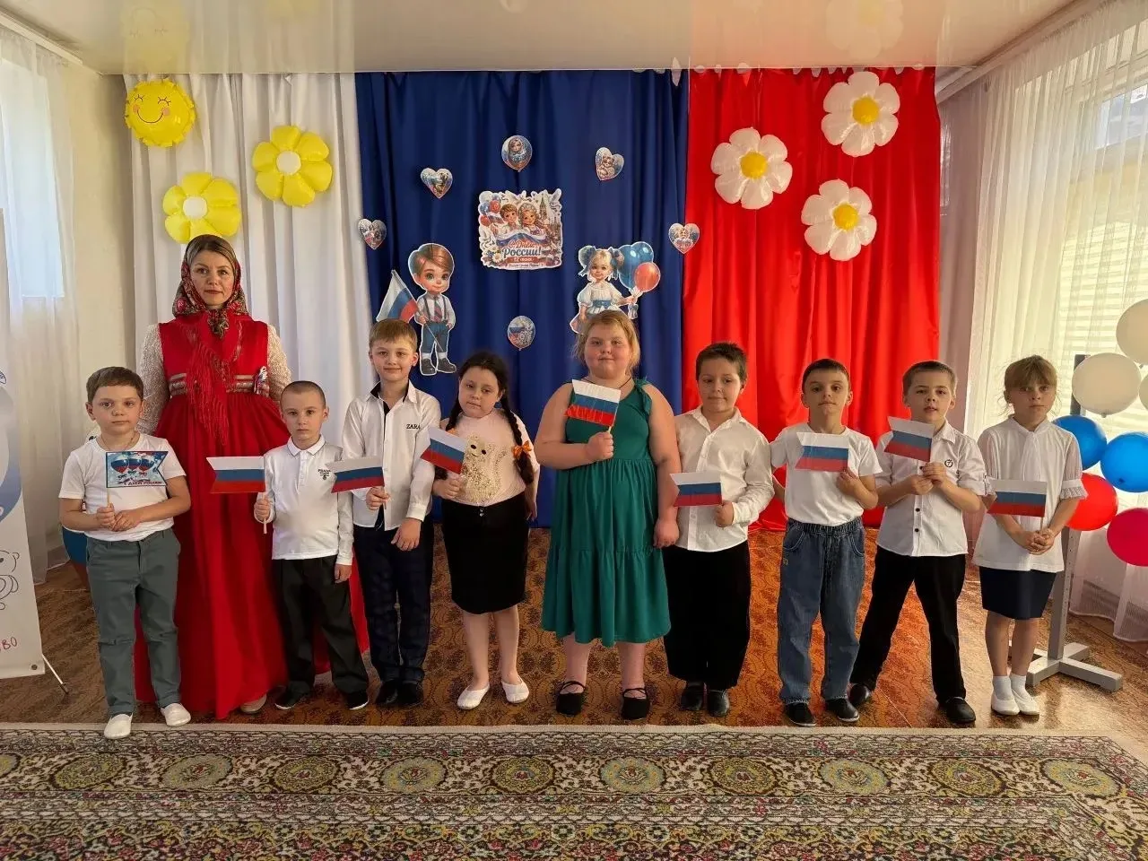 Сегодня в ГБДОУ ЛНР "Беловский я/с" Весёлый улей" прошло праздничное мероприятие, посвященное Дню Ро