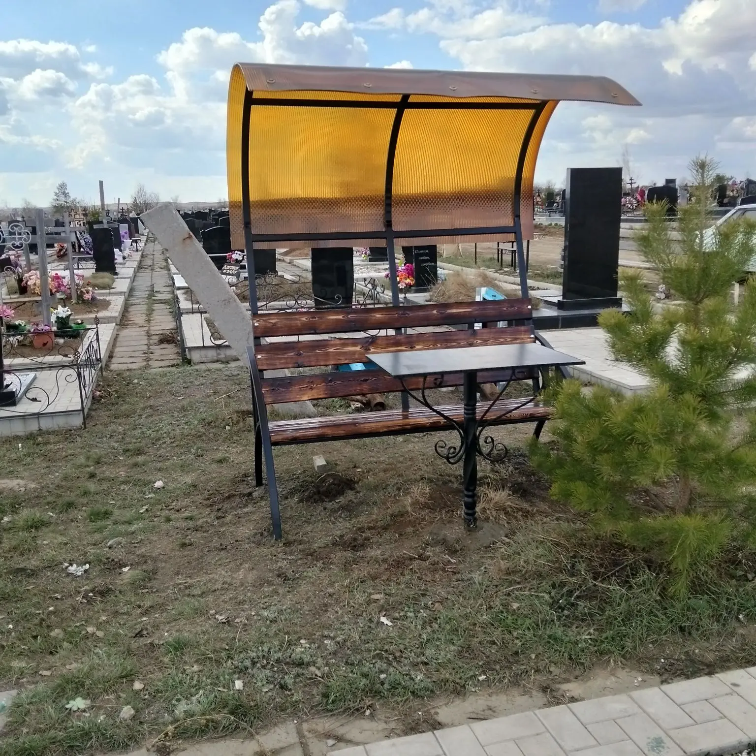 Скамейка с козырьком и ритуальный столик на заказ с монтажем