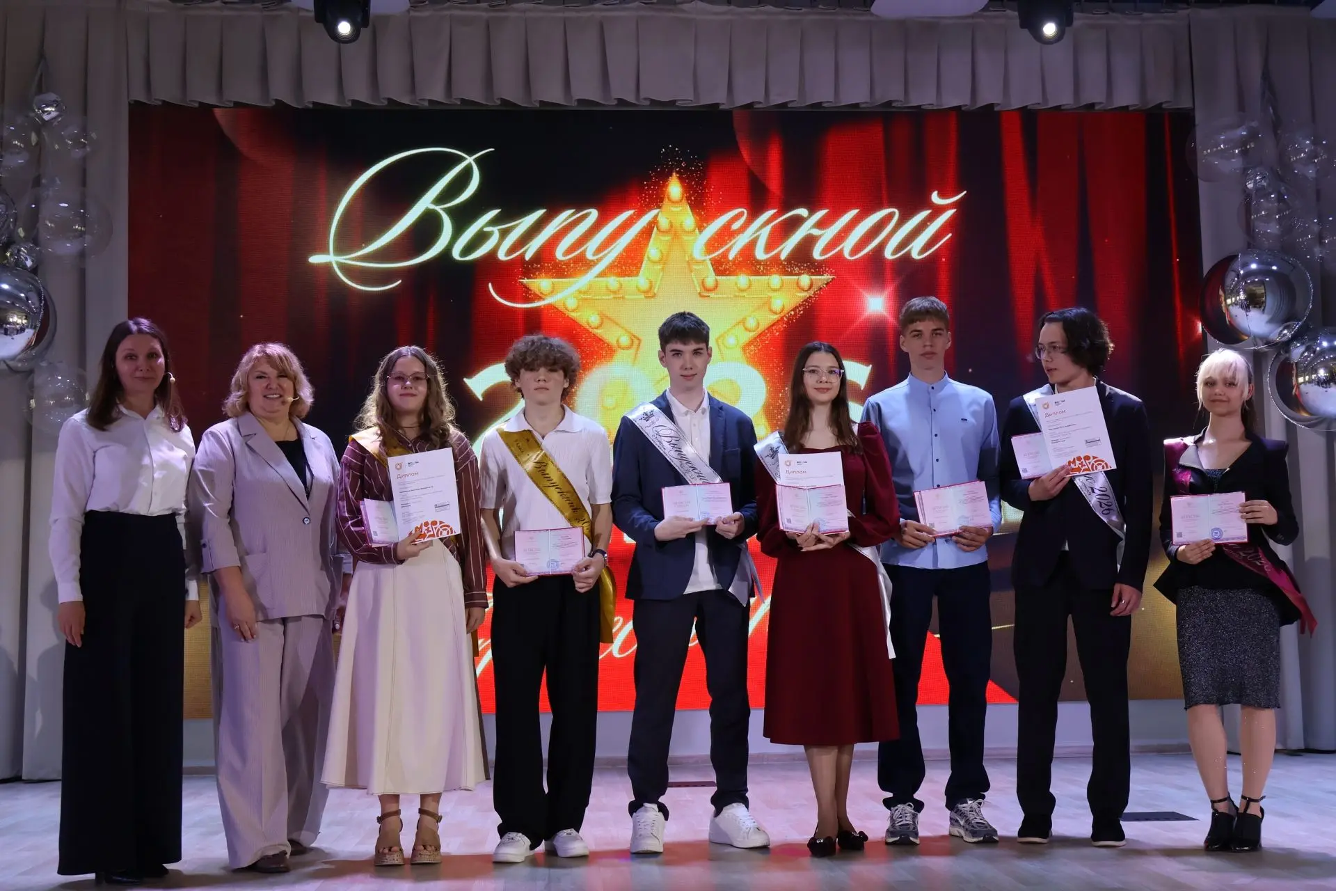 Вчера в нашей школе состоялась торжественная церемония вручения аттестатов об основном общем образов